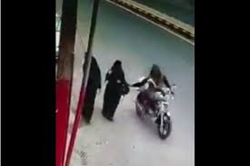 في مشهد مؤلم.. فتاة سقطت على رأسها بعد تعرضها للسرقة وسط شارع بصنعاء