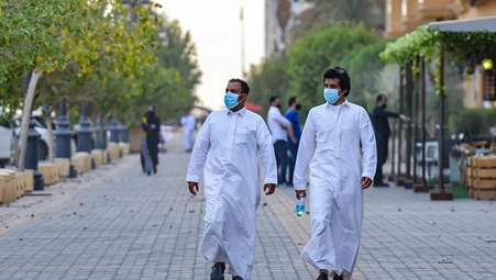 تفاصيل إعادة فرض ارتداء الكمامة والتباعد في السعودية