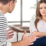 تفسير حلم الوقوع في الخيانة بالنسبة للشاب الأعزب والفتاة العزباء