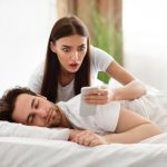 تفسير حلم خيانة الزوج لزوجته مع صديقتها