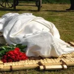 تفسير رؤية جسد الميت في المنام غير مدفون