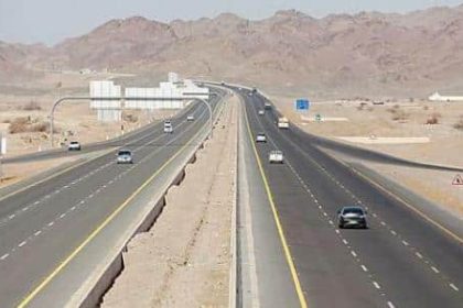 كم المسافة بين مكة والمدينة