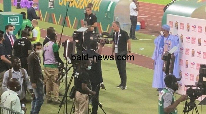 شاهد.. مشادة كيروش مع أحد الجماهير عقب مباراة نيجيريا «فيديو»