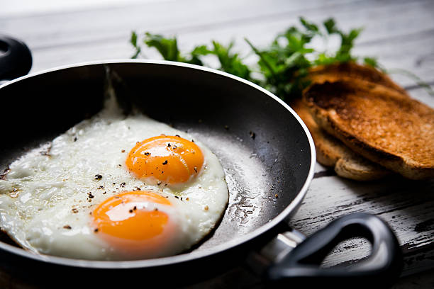 هل تناول البيض يوميًا مضر اضرار تنال البيض