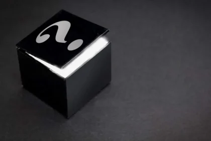 انشدك عن رجل صغير ولين