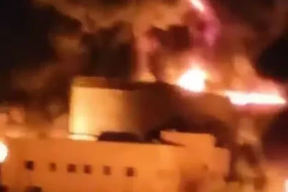 غارات إسرائيلية تستهدف منشآت نفطية في الحديدة باليمن