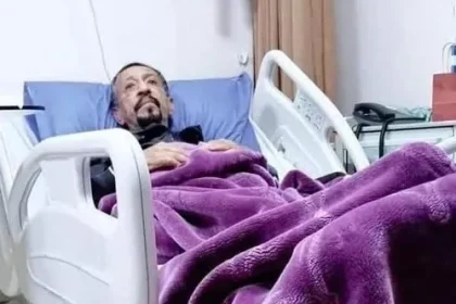 صورة الفنان إبراهيم أبو الخير في المستشفى