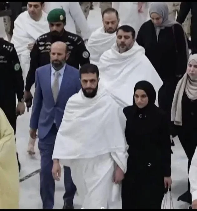 زوجة أحمد الشرع تؤدي مناسك العمرة