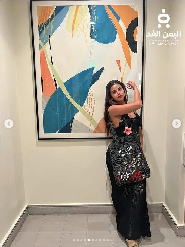 الفنانة منة عرفة بإطلالة جريئة