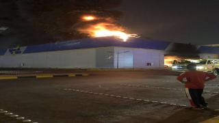 صور حريق في جدة في متجر اكسترا للاجهزة الكهربائية والدفاع المدني يباشر العمل