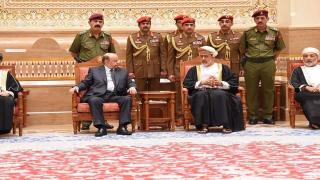 الرئيس عبده ربه منصور هادي يصل إلى مسقط لتقديم واجب العزاء