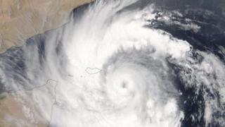 عاجل: إعصار مكونو يضرب صلالة العُمانية (صورة)