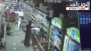 صور فيديو مقيم يمني يضرب شاب سعودي بسبب حركات شاذه